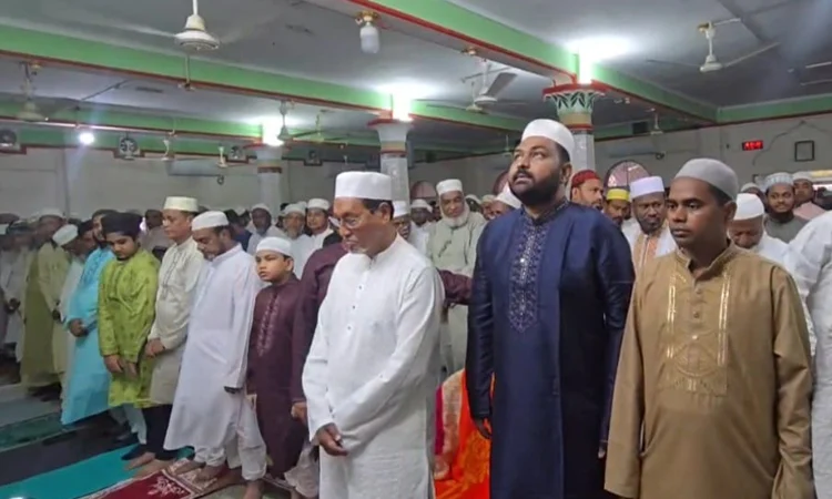 পাথরঘাটা সদর জামে মসজিদে ঈদের নামাজ আদায় করলেন চিফ হুইপ