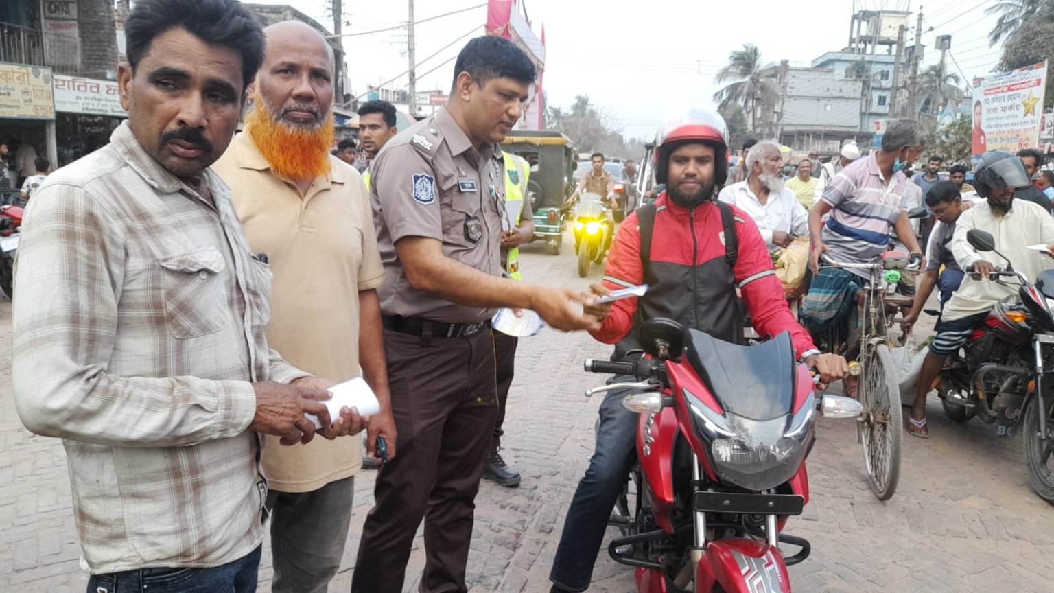 ঈদে সড়ক নিরাপত্তায় হাইওয়ে পুলিশের লিফলেট বিতরণ