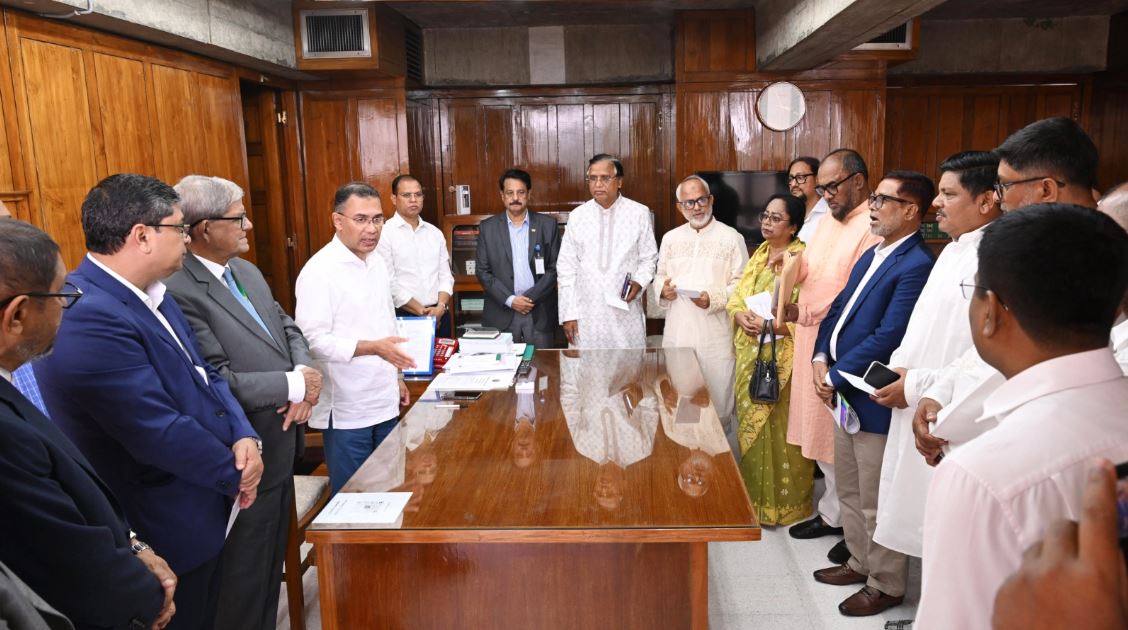 সিটি কর্পোরেশনের প্রত্যেক পরিচ্ছন্নতা কর্মীকে ঈদ উপহার দিলেন প্রধানমন্ত্রী