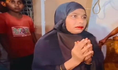 ব্যাংক গ্রাহককে অনুসরণের সময় নারী চোর আটক, পুলিশে সোপর্দ