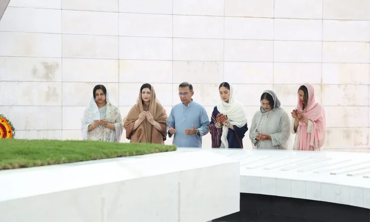 ঈদের দিন বাবা-মায়ের কবর জিয়ারত করেছেন প্রধানমন্ত্রী