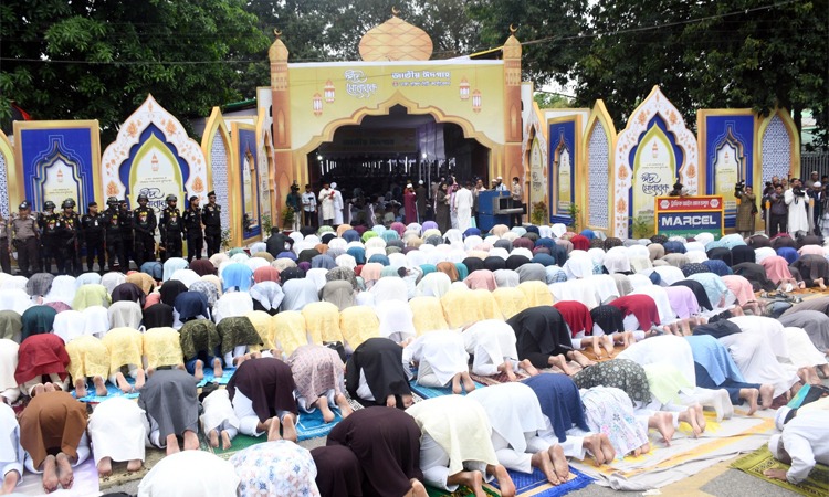 জাতীয় ঈদগাহে প্রধান জামাত ও বায়তুল মোকাররমসহ রাজধানীতে ঈদের জামাত অনুষ্ঠিত