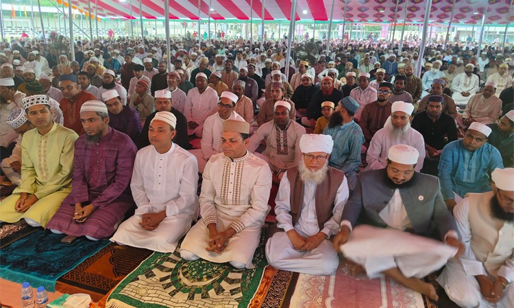 উৎসবমুখর পরিবেশে মানিকগঞ্জে ঈদ-উল-ফিতর উদ্যাপিত