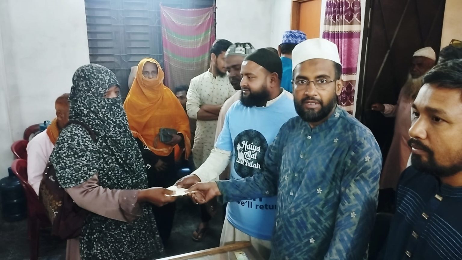 কালীগঞ্জ পৌরবাসীর ঘরে ঘরে ঈদের সালাম ও উপহার পৌঁছে দিলেন মেয়র পদপ্রার্থী লুৎফর রহমান