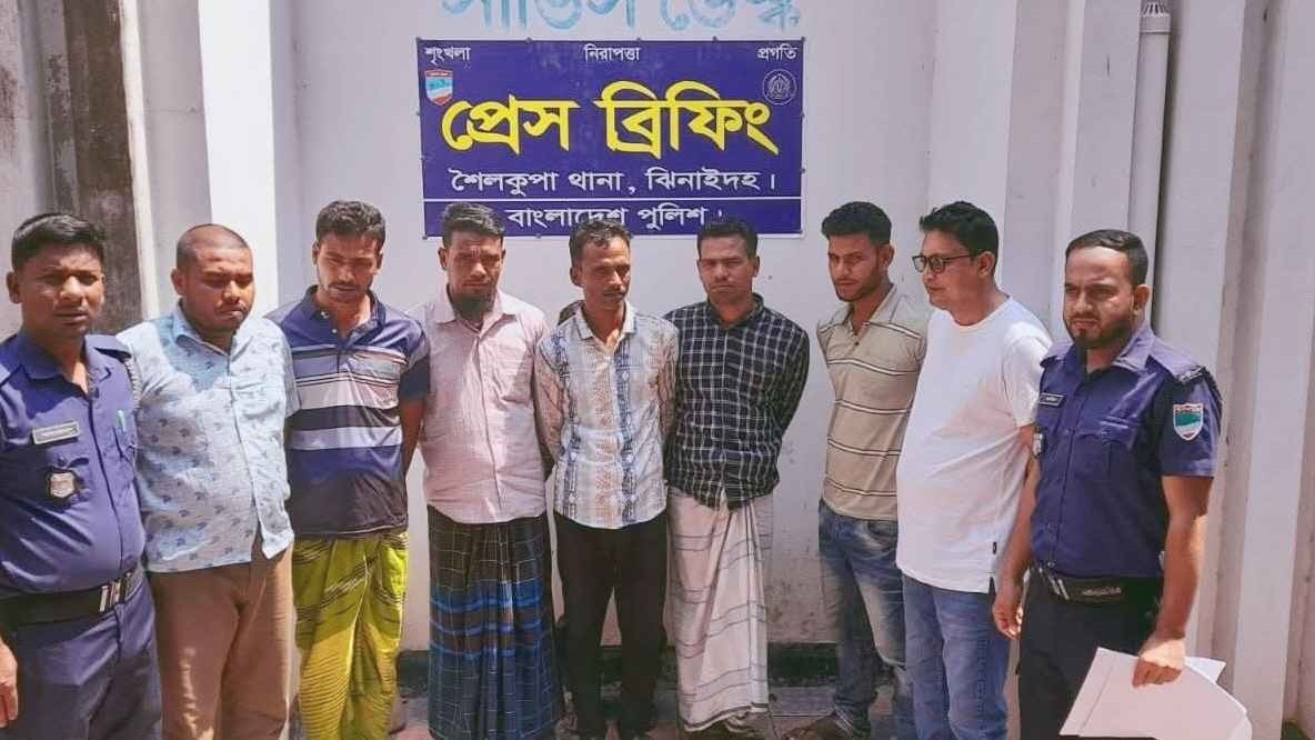 ঝিনাইদহে পুলিশের বিশেষ অভিযানে জুয়া খেলার সরঞ্জাম ও নগদ টাকা উদ্ধার, আটক ৭