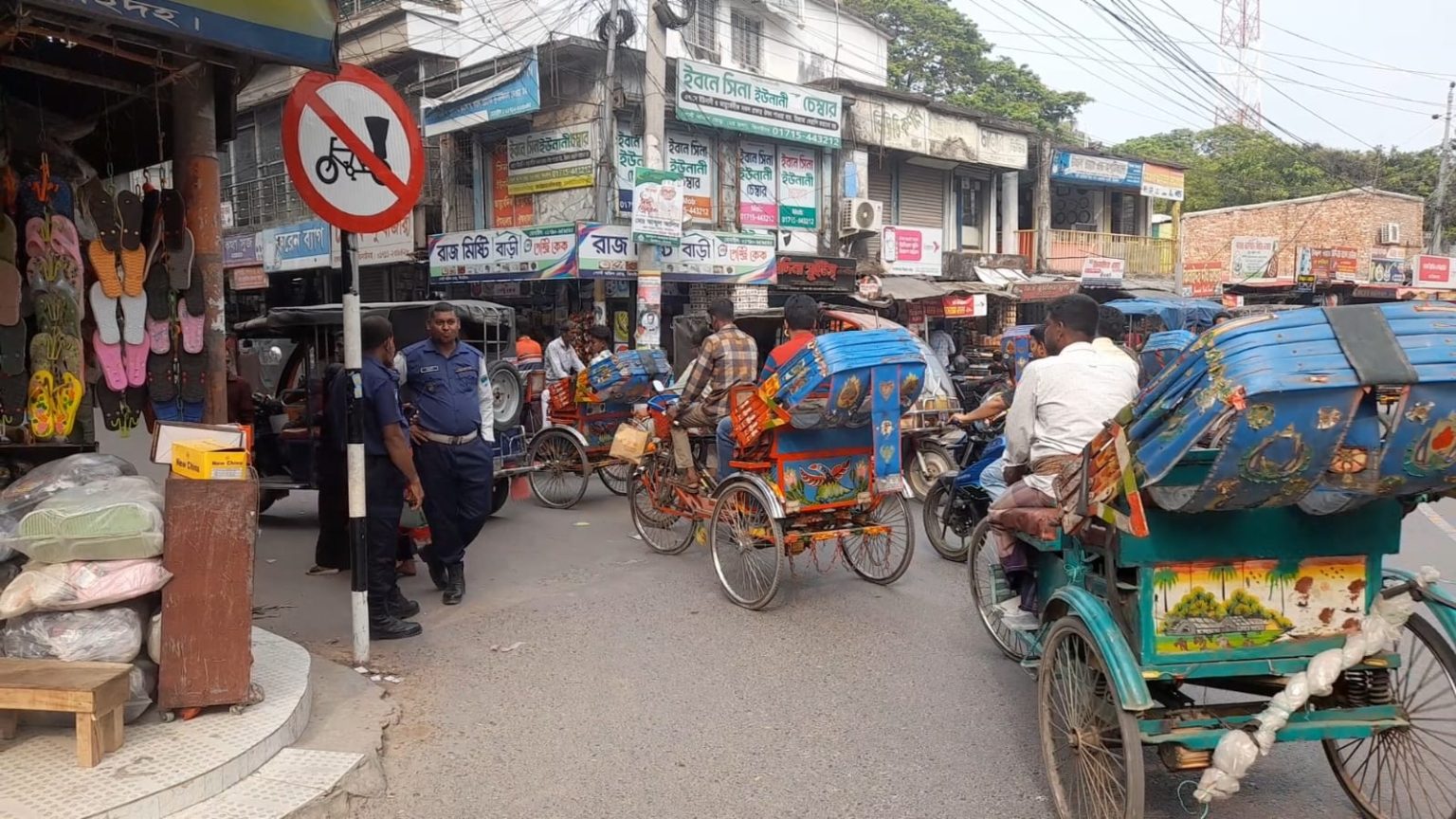 ঝিনাইদহে দুর্বল ট্রাফিক ব্যবস্থায় শহরে তীব্র যানজট