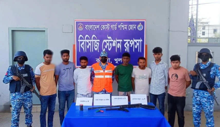 খুলনায় অস্ত্র, গোলাবারুদসহ সন্ত্রাসী খবির মোল্লা গ্রুপের ৭ সদস্য আটক