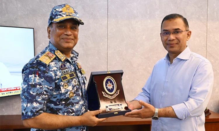 প্রধানমন্ত্রীর সঙ্গে কোস্টগার্ড মহাপরিচালকের সাক্ষাৎ