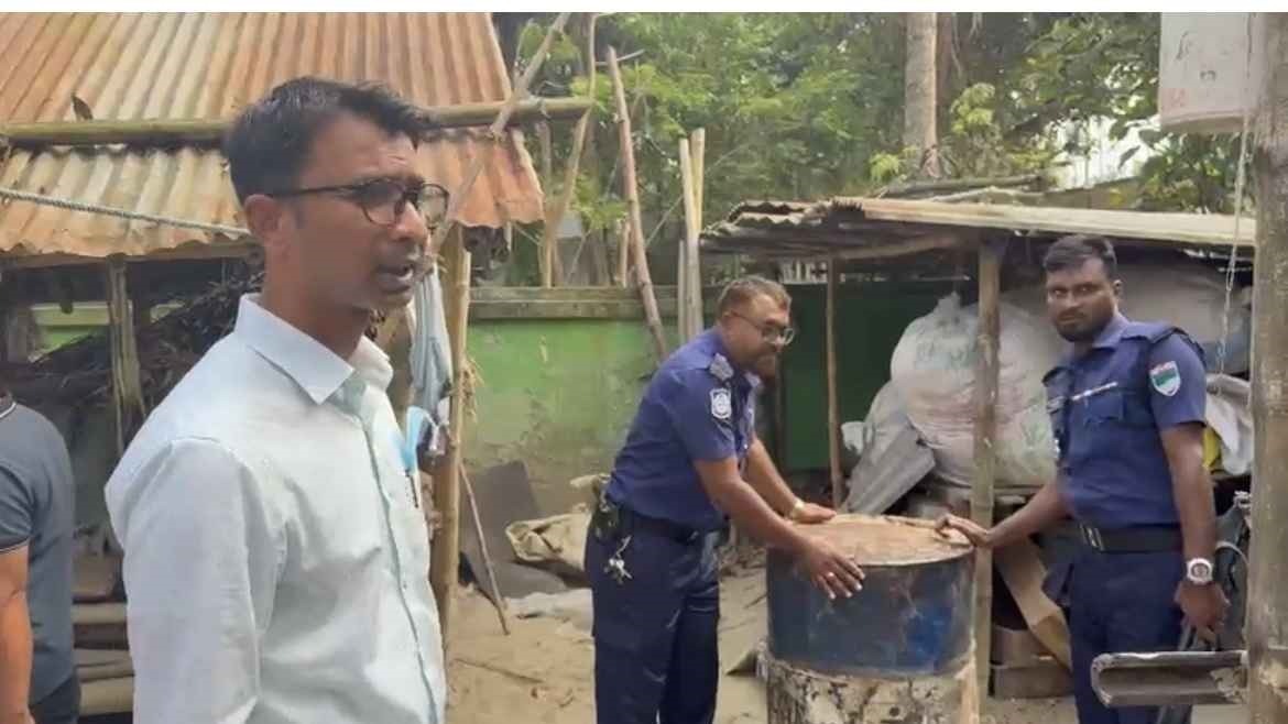 অবৈধভাবে পেট্রোল মজুদ ও বেশি দামে বিক্রি করার অভিযোগে ব্যবসায়ীকে জরিমানা