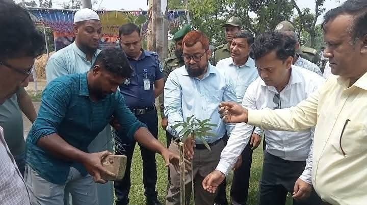 গাইবান্ধায় আঞ্চলিক মহাসড়কে বৃক্ষরোপণ কর্মসূচির উদ্বোধন