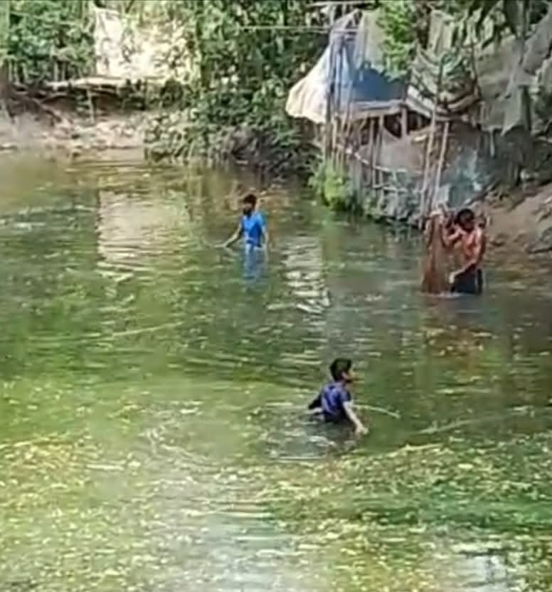 রূপসায় জলাশয় থেকে জোরপূর্বক মাছ লুট ও জীবননাশের হুমকির অভিযোগ