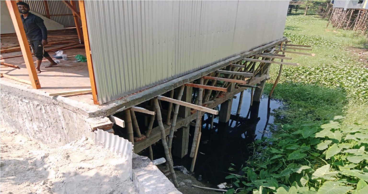 প্রশাসনকে বৃদ্ধাঙ্গুলি দেখিয়ে নবীনগরে সরকারি খাল দখল করে দোকানঘর নির্মাণ