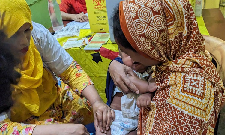 হামের টিকা পেয়ে স্বস্তিতে অভিভাবকরা