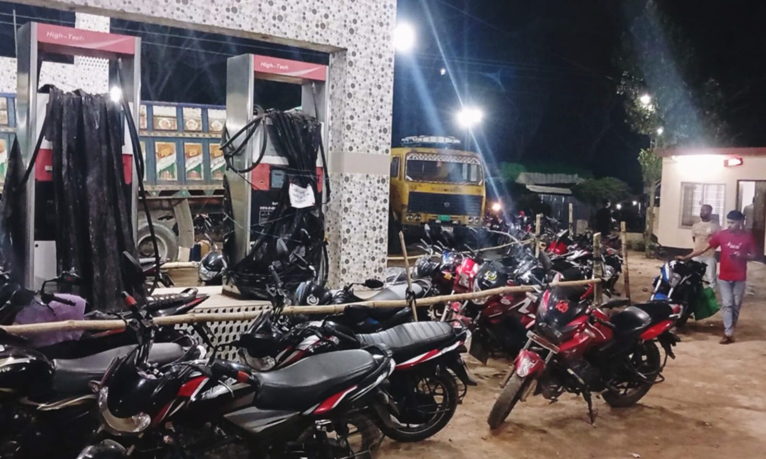 পরদিন সকালে তেল নেওয়ার জন্য সন্ধ্যা থেকেই ভিড় মোটরসাইকেল চালকদের