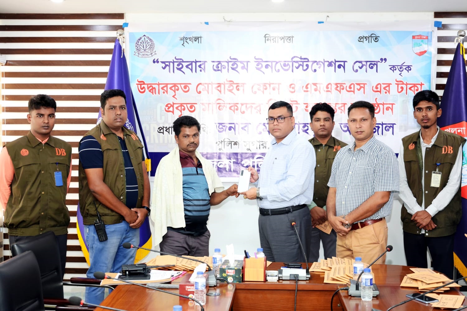 চুরি হওয়া টাকা ও ৫৭ টি মোবাইল প্রকৃত মালিকদের ফেরত দিলো ঝিনাইদহ জেলা পুলিশ