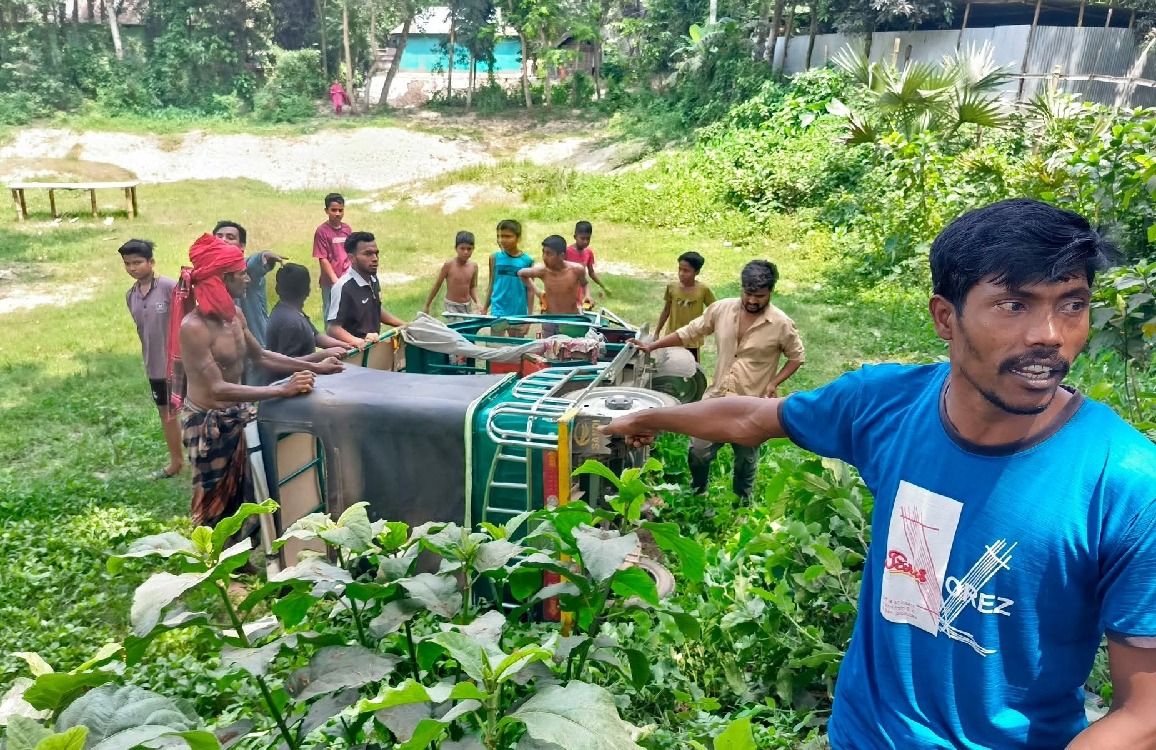 নিয়ন্ত্রণ হারিয়ে অটোরিকশা খাদে, কলেজ শিক্ষার্থীসহ আহত ২