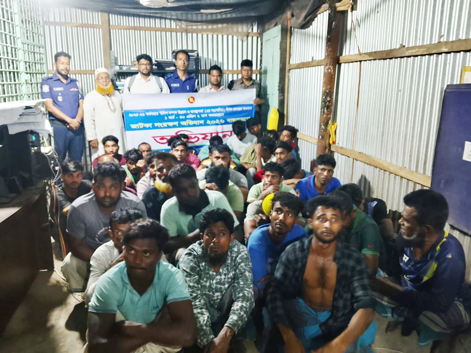 চাঁদপুরে জাটকা ধরায় ৩২ জেলে আটক