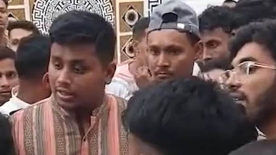 সাবেক মেয়রের বাসা থেকে বেরিয়ে তোপের মুখে হাসনাত আবদুল্লাহ