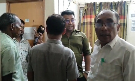 নবীনগরে ঘুষের সংবাদ সংগ্রহে গিয়ে ৩ সাংবাদিককে তালাবদ্ধ করে রাখলেন নায়েব
