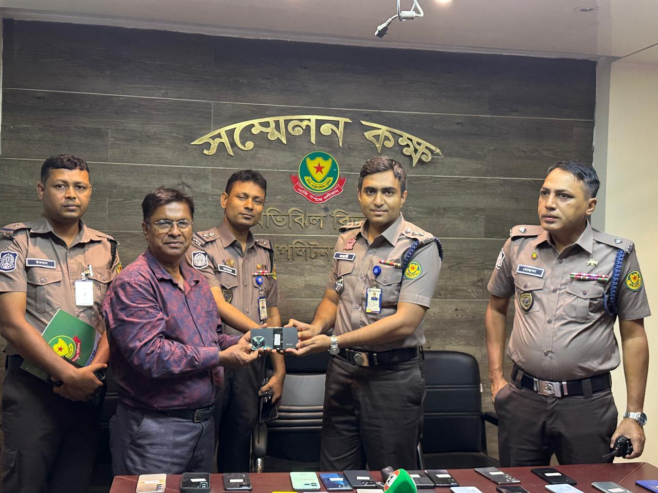 ৫১টি মোবাইল ফোন উদ্ধার করে মালিকদের ফিরিয়ে দিয়েছে পল্টন মডেল থানা পুলিশ