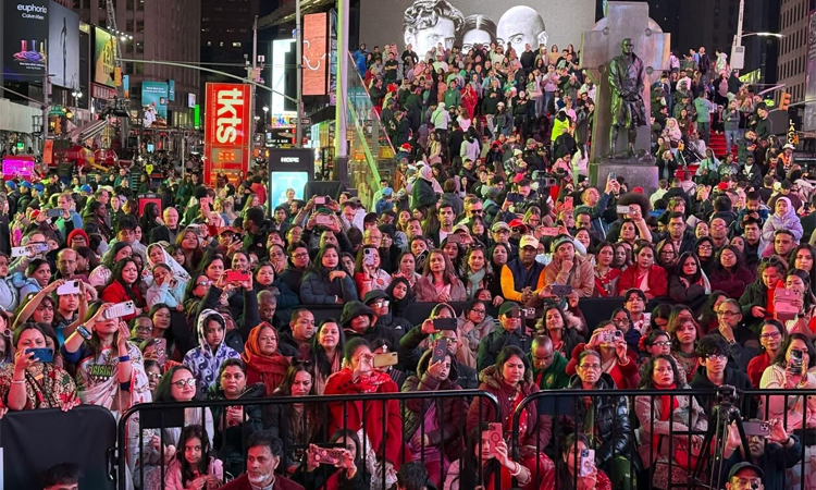 সহস্র মানুষের জয়গানে মাতোয়ারা টাইমস স্কয়ারে নববর্ষ উৎসব ইতিহাস গড়ল