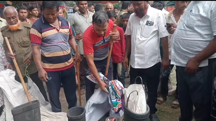 গাইবান্ধায় ঠাকুরবাড়ি মেলায় জুয়ার আসরে চেয়ারম্যানের হানা: সরঞ্জাম জব্দ