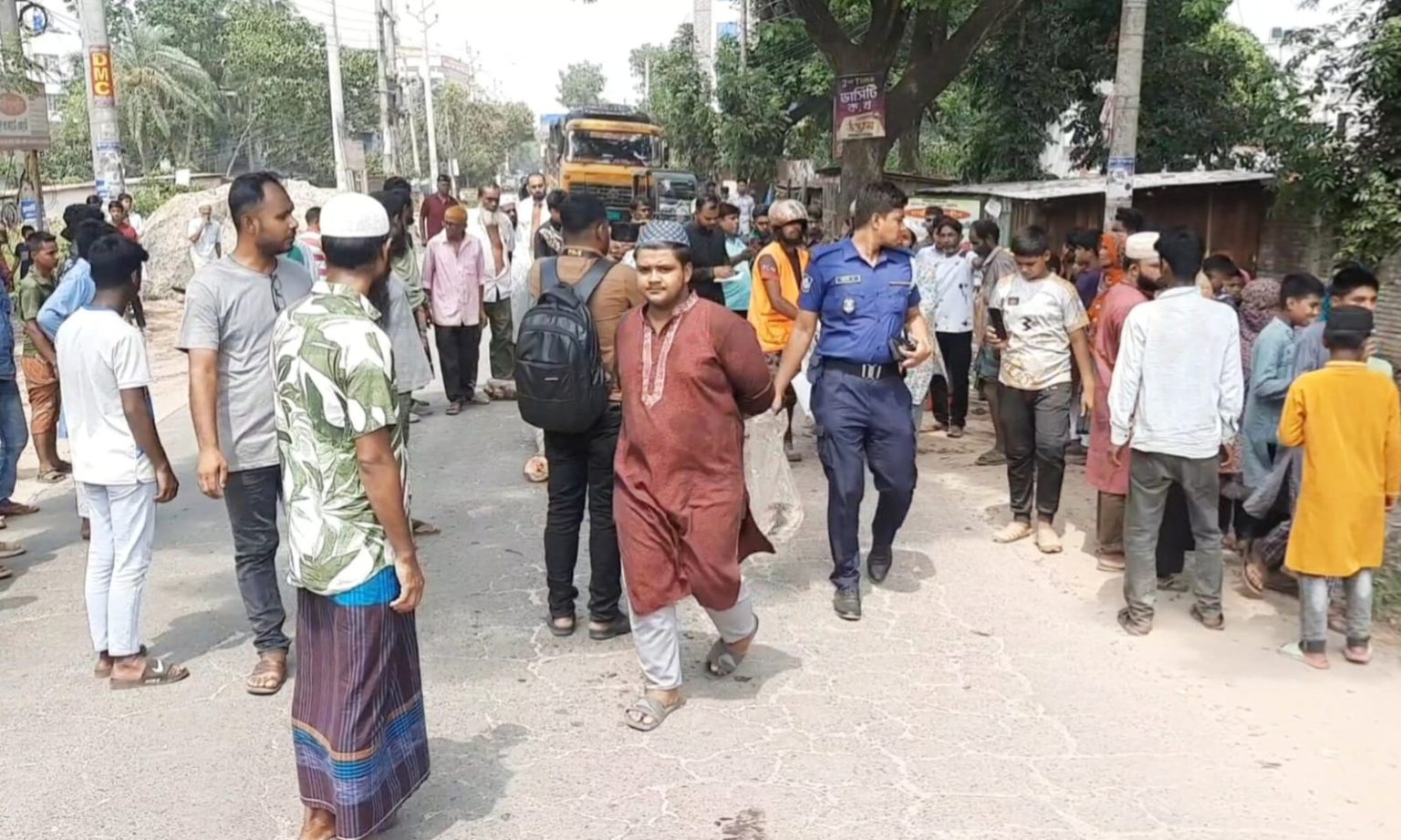 ঝিনাইদহ শহরে মেয়ের সাথে দেখা করতে যাওয়া হলো না মায়ের, ট্রাকের চাপায় মায়ের মৃত্যু