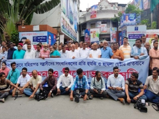 খুলনা প্রেসক্লাবে সাংবাদিকদের ওপর হামলার প্রতিবাদে ফুঁসে উঠেছে জনপদ: দোষীদের গ্রেপ্তারে আলটিমেটাম