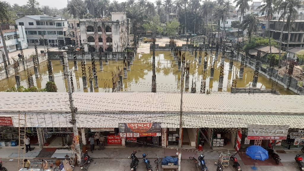 ঝিনাইদহে পাঁচ বছর ধরে বন্ধ হয়ে আছে ৪৫ কোটি টাকার পৌরসভার সুপার মার্কেট নির্মাণ কাজ