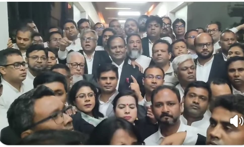 সুপ্রিম কোর্ট আইনজীবী সমিতি নির্বাচন ঘিরে উত্তেজনা আওয়ামী লীগ সমর্থিত আইনজীবীদের বঞ্চনার অভিযোগে প্রতিবাদ মিছিল ও নির্বাচন বয়কট
