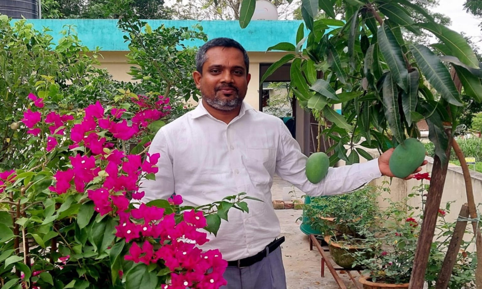 কৃষি অফিসের অযত্নে অব্যবহৃত পড়ে থাকা ছাদ টি এখন সবুজের বিপ্লব