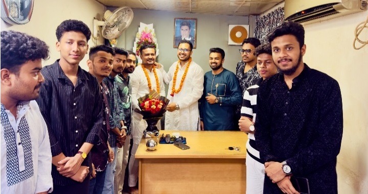 খুলনা মহানগর ছাত্রদলের আহ্বায়ক তাজিম বিশ্বাসের সাথে সজল হোসেনের শুভেচ্ছা বিনিময়