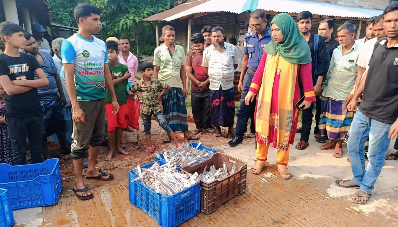 দিনাজপুরের চিরিরবন্দরে ক্ষতিকর আইসক্রিম কারখানায় ভ্রাম্যমাণ আদালতের অভিযান: ৫০ হাজার টাকা জরিমানা