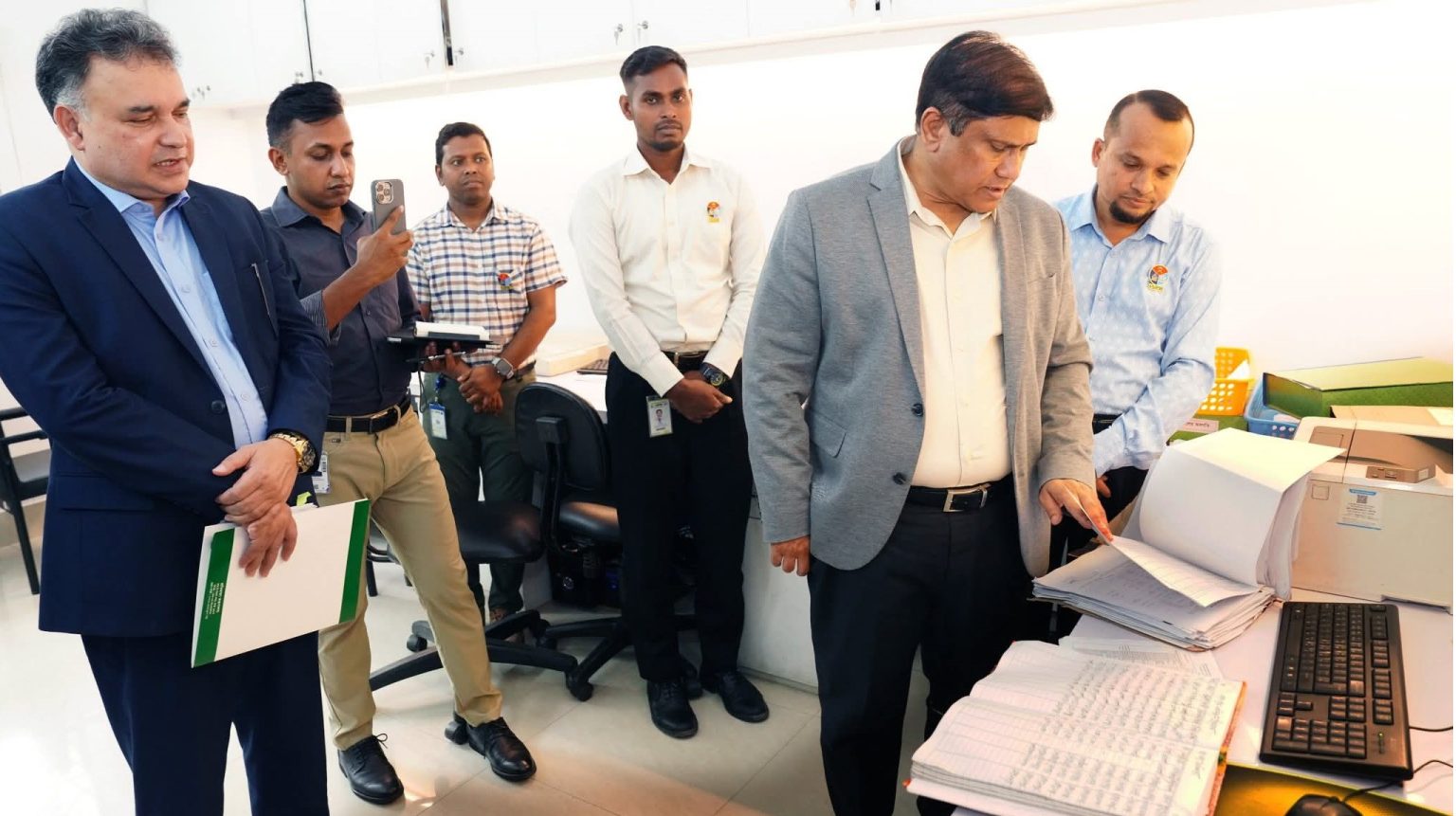 সঠিক তথ্যপ্রবাহ ও জনসম্পৃক্ততার মাধ্যমে সশস্ত্র বাহিনীর ভূমিকা আরও দৃশ্যমান করতে হবে: আইএসপিআর পরিদর্শনে প্রতিরক্ষা উপদেষ্টা