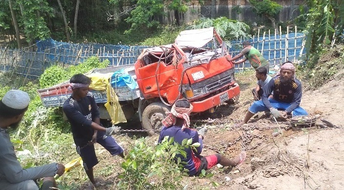 জামানচরে উল্টে যাওয়া সিমেন্টবাহী ট্রাক উদ্ধারের চেষ্টা