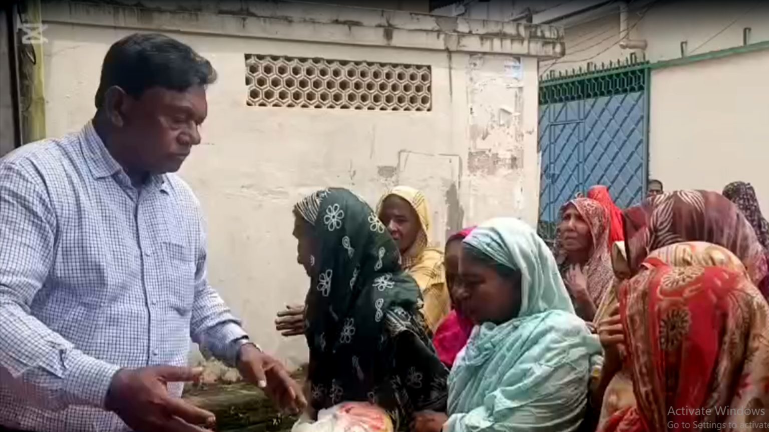 বকশিগঞ্জে বিএনপি নেতা ও বিশিষ্ট ব্যবসায়ী আবদুল হামিদের উদ্যোগে অসহায়দের মাঝে ঈদ সামগ্রী বিতরণ