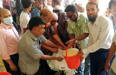 নবীনগর পৌরসভায় ৩৫০ দুস্থ পরিবারের মাঝে বিনামূল্যে ভিজিএফের চাল বিতরণ