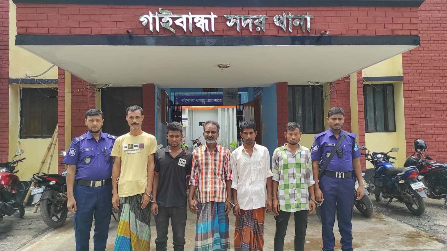 গাইবান্ধায় মাদকবিরোধী বিশেষ অভিযান: ৫ মাদকসেবী গ্রেফতার