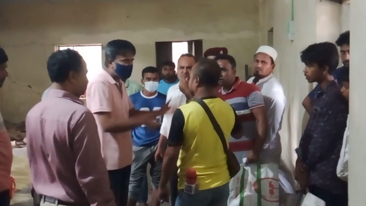 ওজনে কম চাল দেওয়ার প্রতিবাদ করায় ধামইরহাটে সাংবাদিককে হুমকি দিলেন লাইনম্যান মোস্তফা