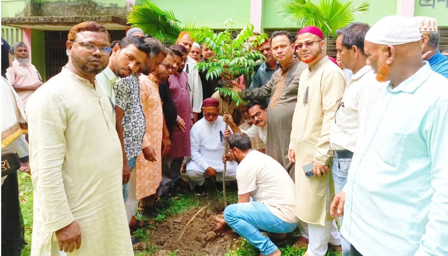 বহুদলীয় গণতন্ত্রের প্রবর্তক শহীদ রাষ্ট্রপতি জিয়াউর রহমানের শাহাদাৎ বার্ষিকীতে বৃক্ষরোপণ করলেন- এমপি মনজুরুল ইসলাম