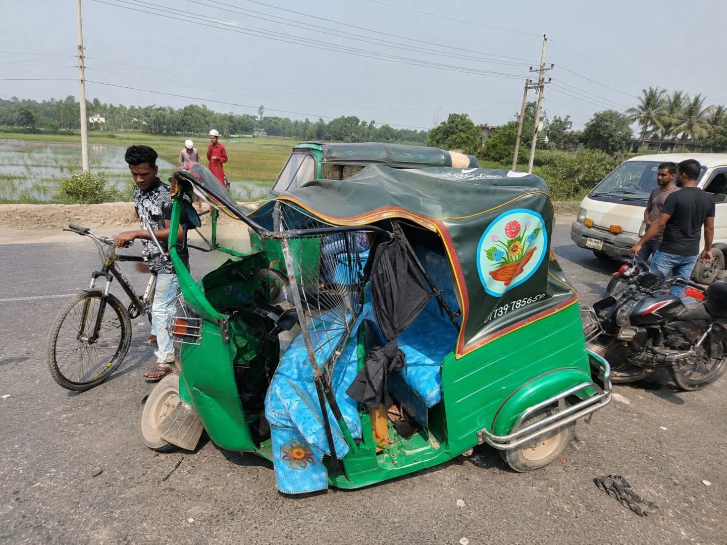 রাধিকা সড়কে ভয়াবহ দুর্ঘটনা: বেকু ও সিএনজির সংঘর্ষে নিহত ৩, পরিচয় শনাক্তের চেষ্টা