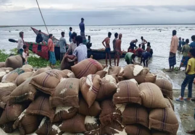 গাইবান্ধায় ভিজিএফের ৪৬৭ বস্তা চালসহ ২ নৌকা ডুবি