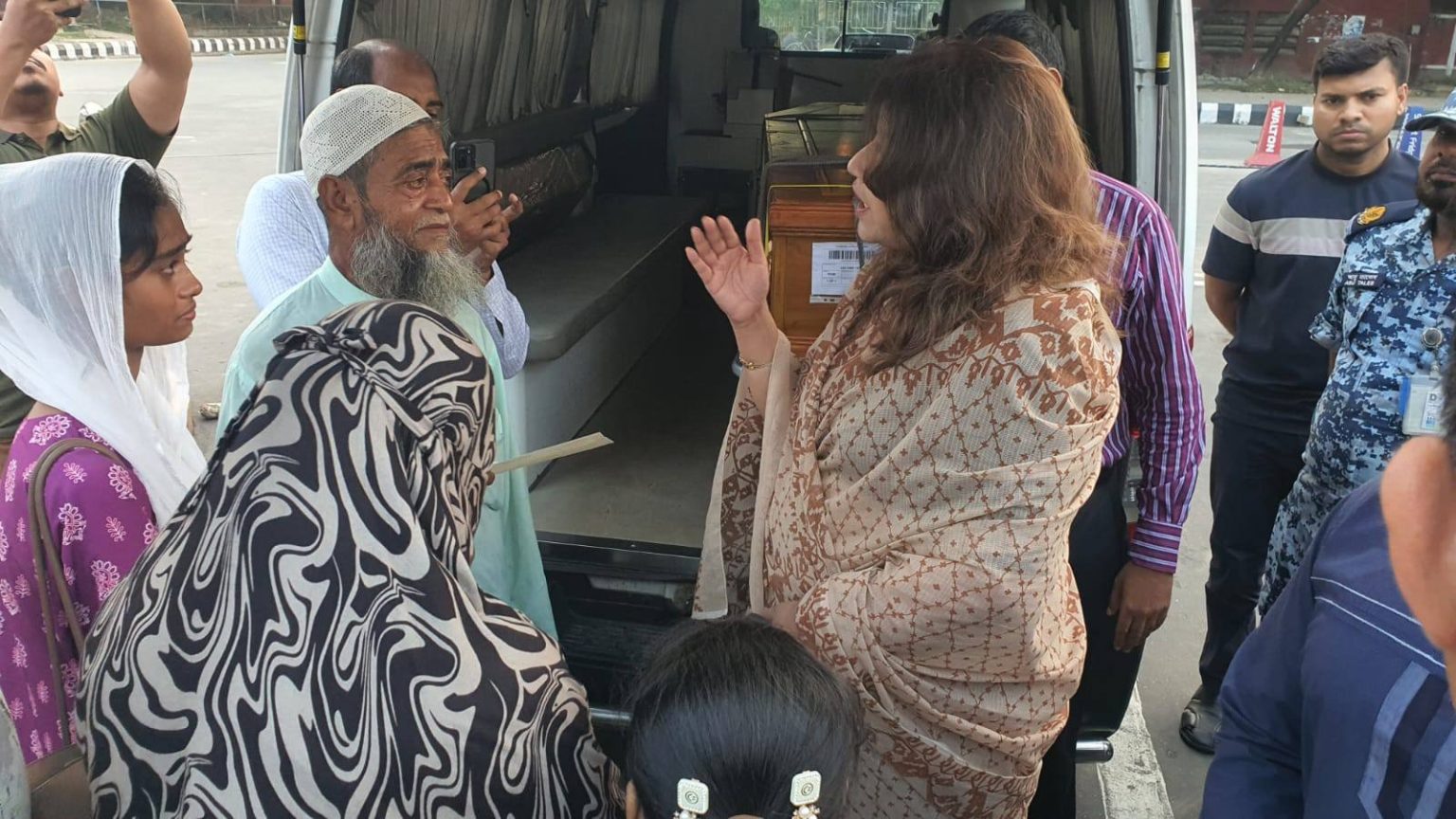 ইরাকে ক্ষেপণাস্ত্র হামলায় নিহত প্রবাসীর মরদেহ গ্রহণ পররাষ্ট্র প্রতিমন্ত্রীর