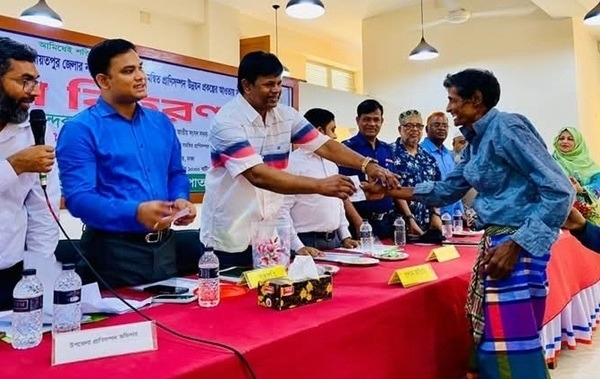 প্রাণিসম্পদ উন্নয়ন প্রকল্পে নতুন স্বপ্ন বুনছেন দোহারের চরাঞ্চলের দুস্থ কৃষকেরা