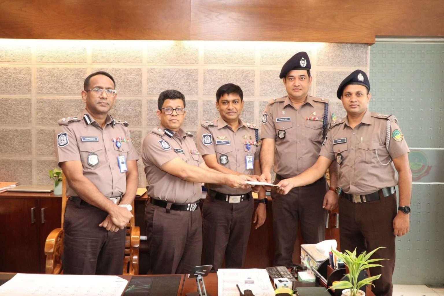 জিএমপি-কোনাবাড়ী থানার মাদক বিরোধী অভিযানে গাঁজা ও বিদেশি মদ উদ্ধার সহ ০২ জন মাদক কারবারি গ্রেফতার