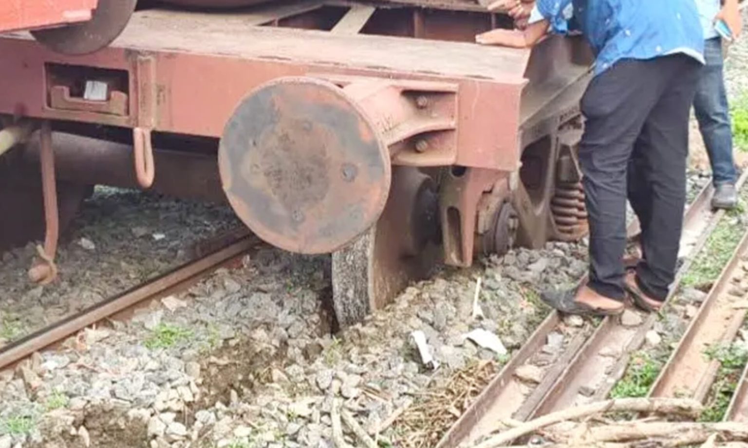 ঝিনাইদহে মালবাহী ট্রেনের বগি লাইনচ্যুত, চার ঘন্টা পর খুলনার সাথে উত্তরবঙ্গের রেল চলাচল শুরু