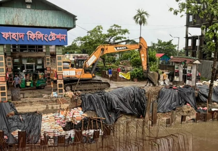 বক্স কালভার্টের খাদের ঝুঁকিতে পেট্রোল পাম্প