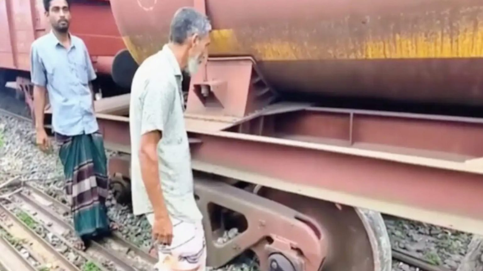 একটি মালবাহী ট্রেন লাইনচ্যুত হয়ে খুলনার সাথে উত্তরবঙ্গের রেল যোগাযোগ বন্ধ