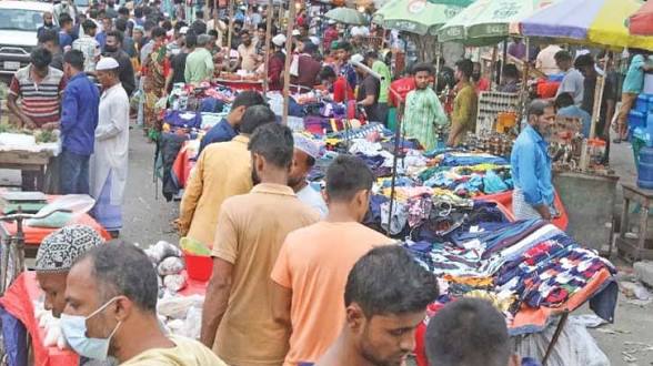 জমে উঠেছে ঢাকা বিমানবন্দর রেলওয়ে স্টেশনে ফুটপাত এবং অবৈধ গাড়ি পার্কিং