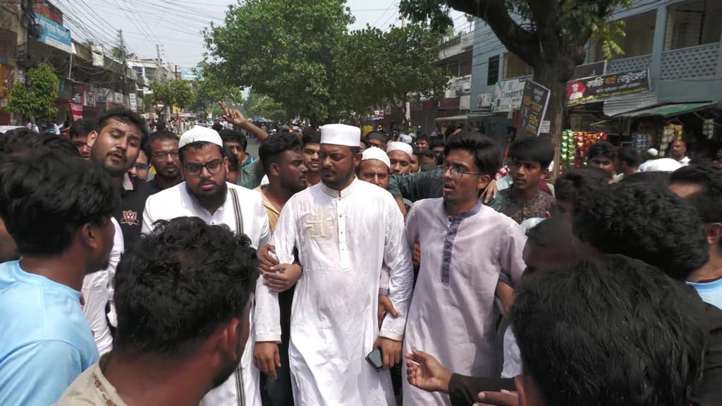 ঝিনাইদহে এনসিপির মুখ্য সমন্বয়ক নাসীরুদ্দিন পাটোয়ারীর ওপর হামলা, এ অভিযোগের বিষয়ে যা বলছে জেলা বিএনপি